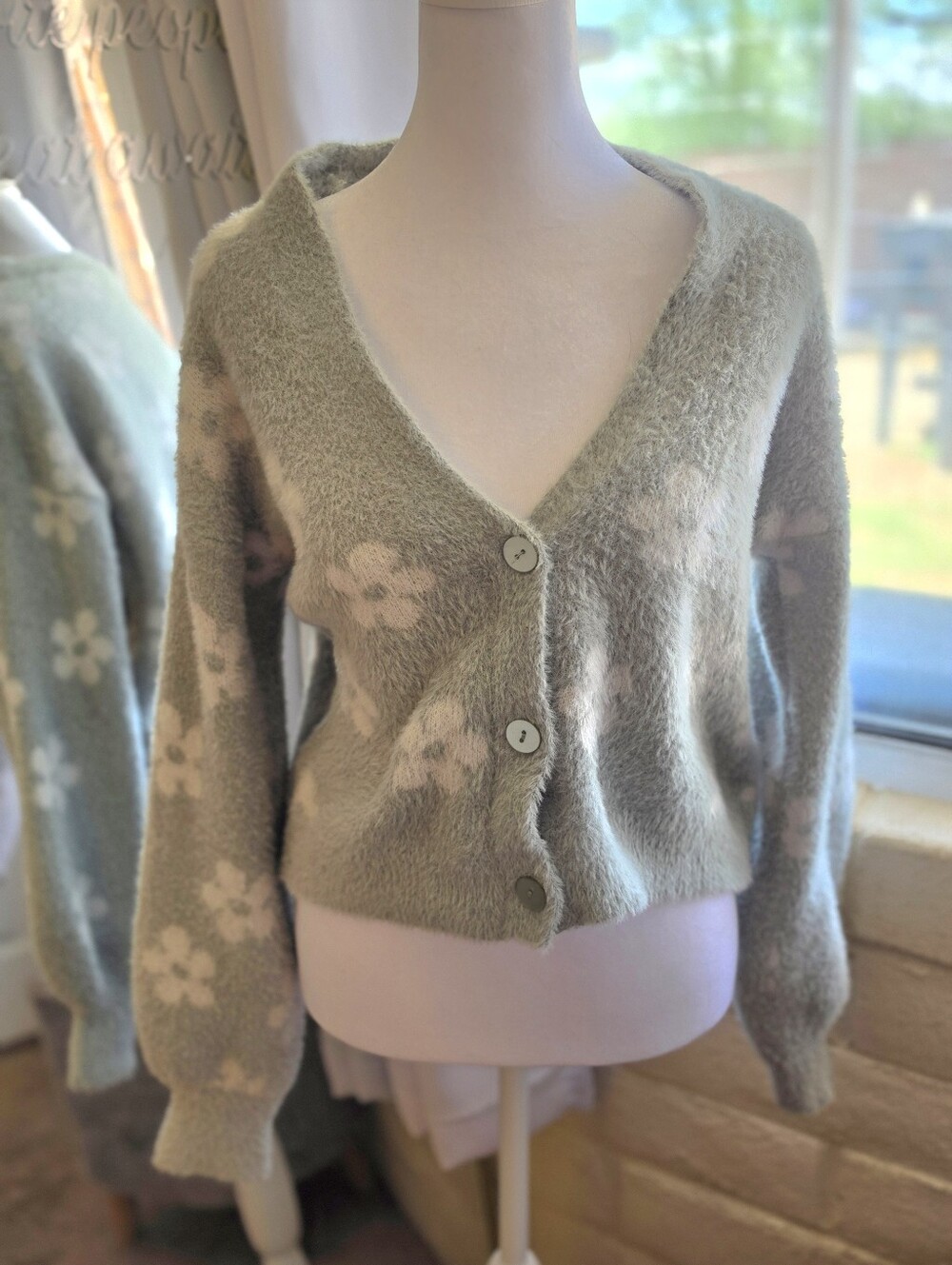 NEW No Boundaries Knit Cozy Fuzzy Floral Cardigan Sage Green Daisy Size Large